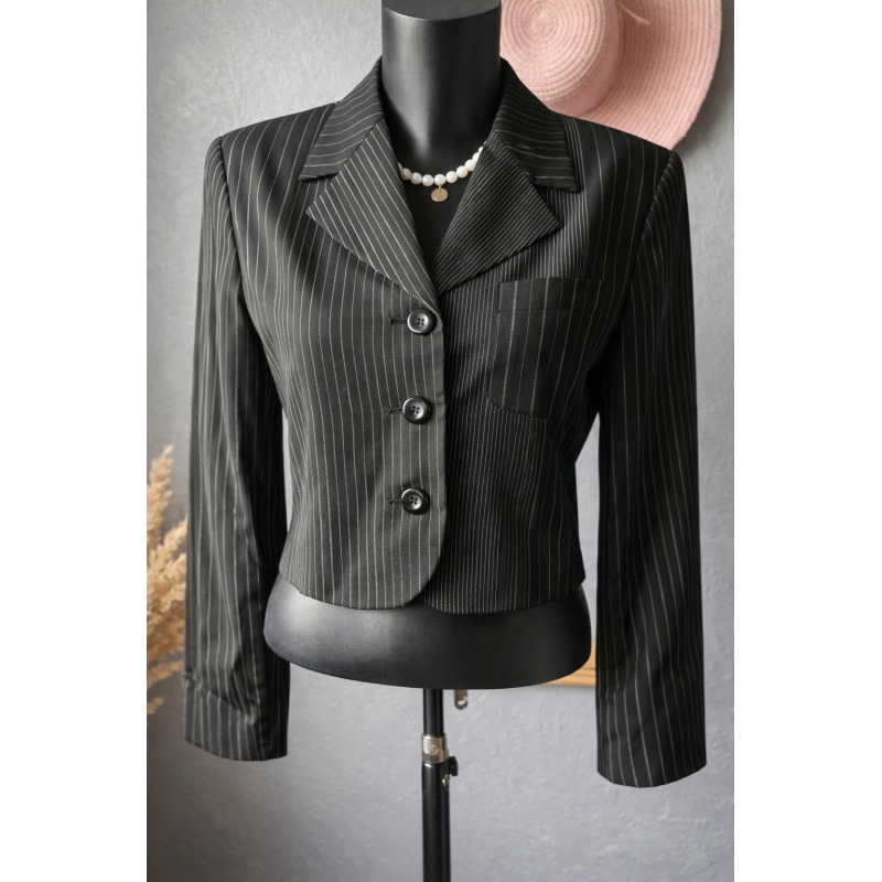 Blazer court noir pinstripe – Coupe cintrée structurée – T38