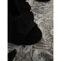 Bottines noires à talons open toe à volants – T38